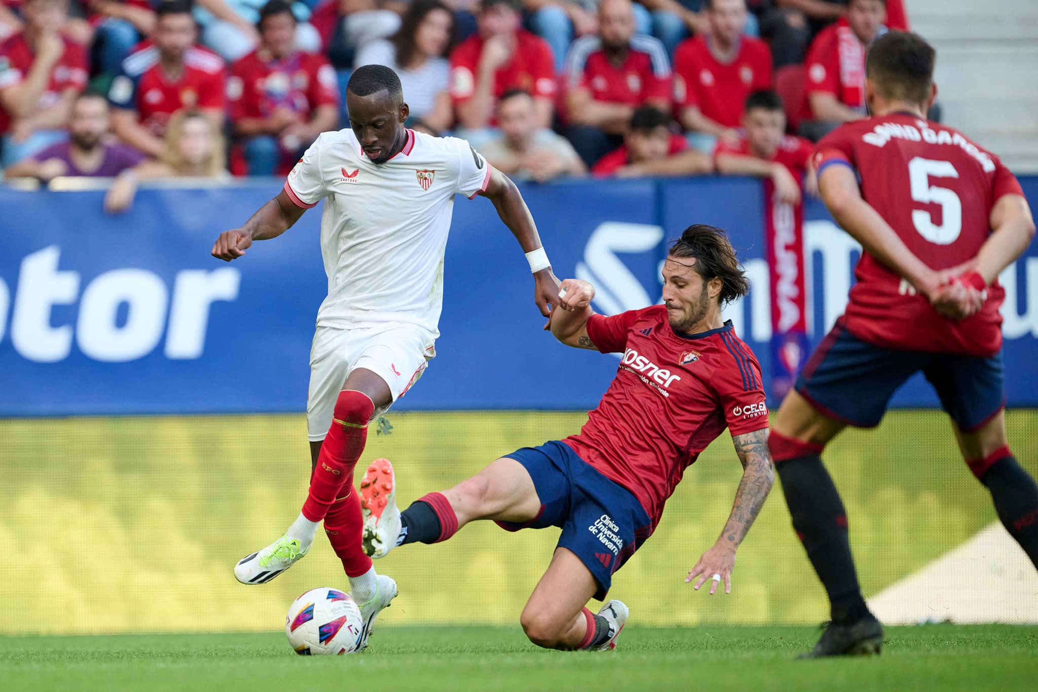 Me 3 pikë në udhëtim te Sevilla, Osasuna mund të ngjitet në zonën evropiane