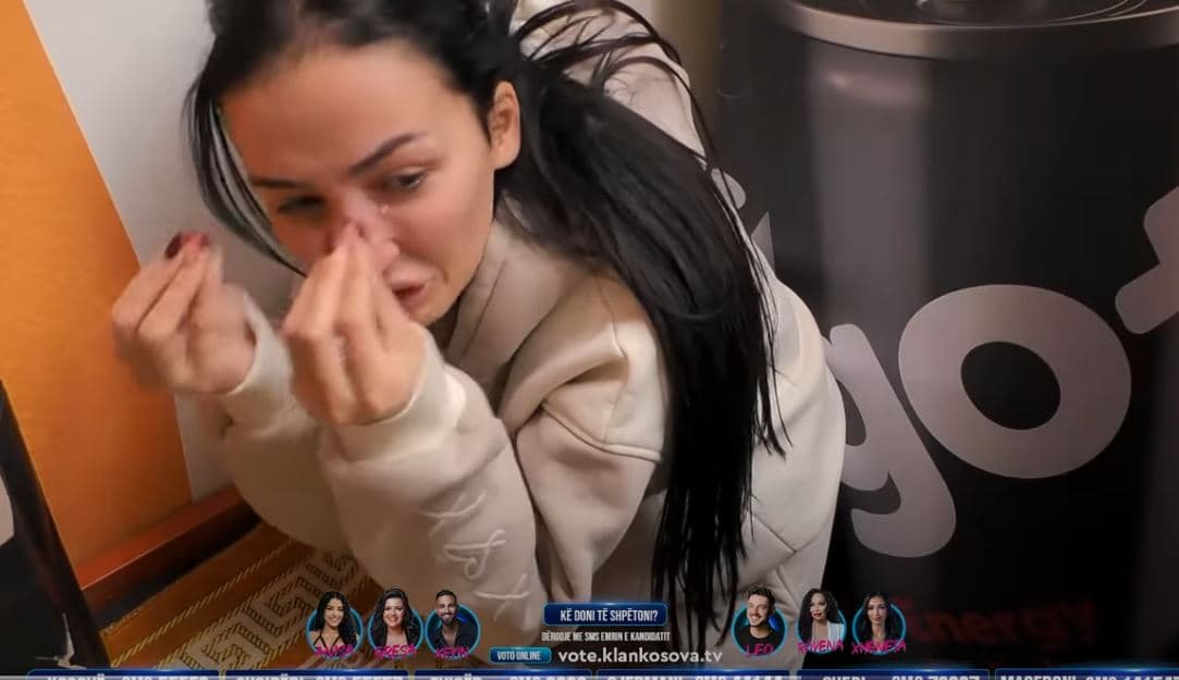 Xheneta mbyllet në lavanderi dhe qanë me dënesë, pasi Gjesti ja përmendi aktivitetin "nen jorgan"