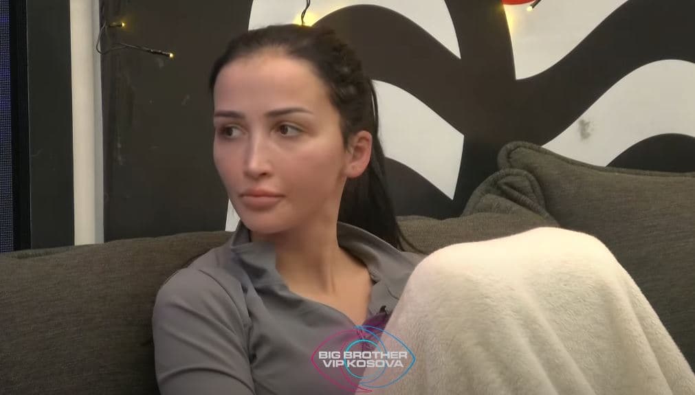 Anisa dhe Xheneta vazhdojnë me kunja mes tyre edhe në oborr