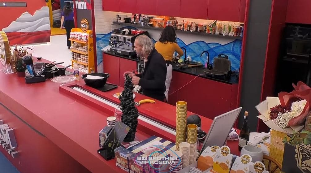 Xuxi me një pyetje "pikante" për Gresën pasi tentoi ta puthte