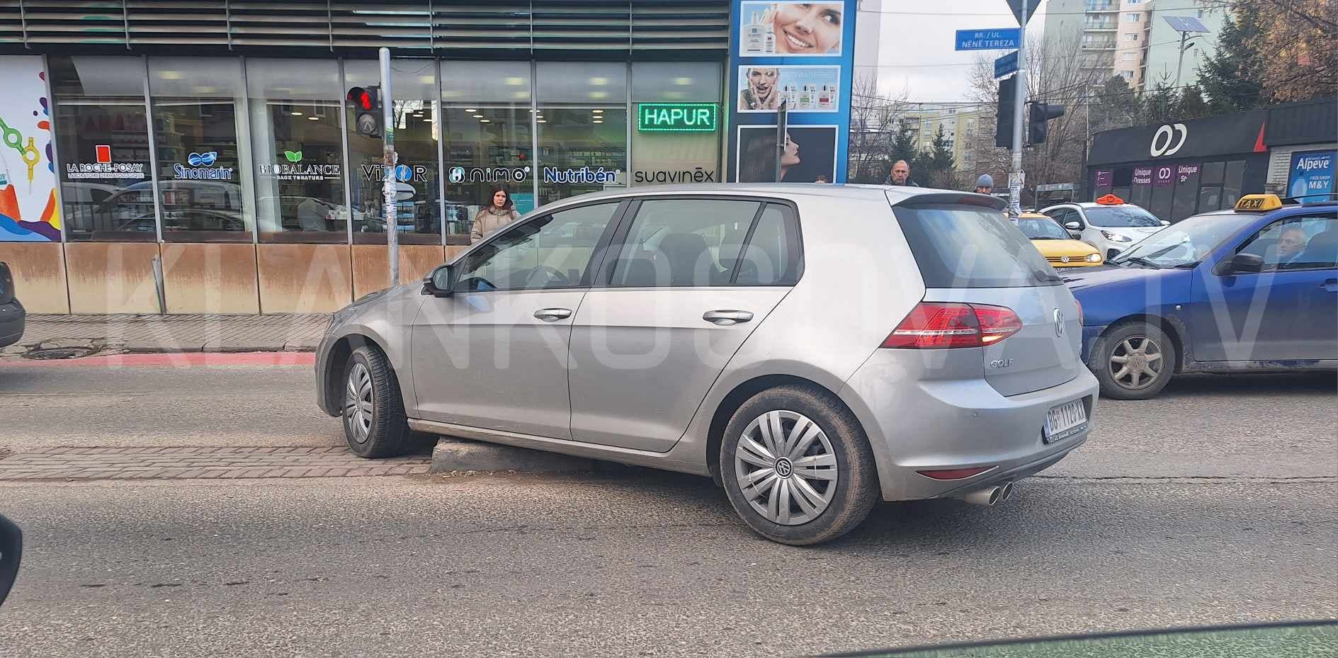 Aksident në Fushë Kosovë, vetura me targa të Beogradit ngec në ishull rrugor