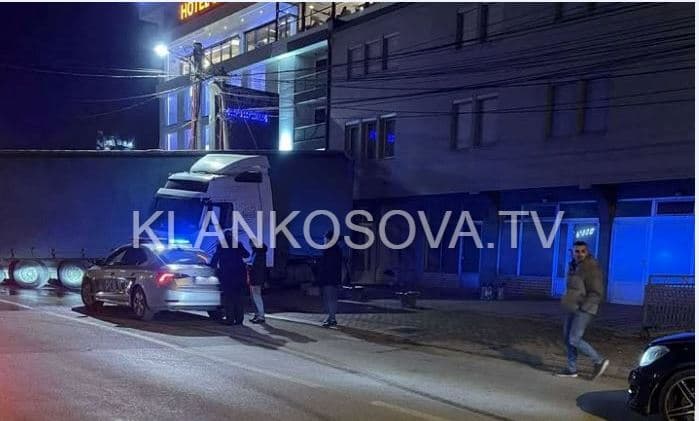 Lëndohet shoferi i veturës në Han të Elezit pas aksidentit me një kamion
