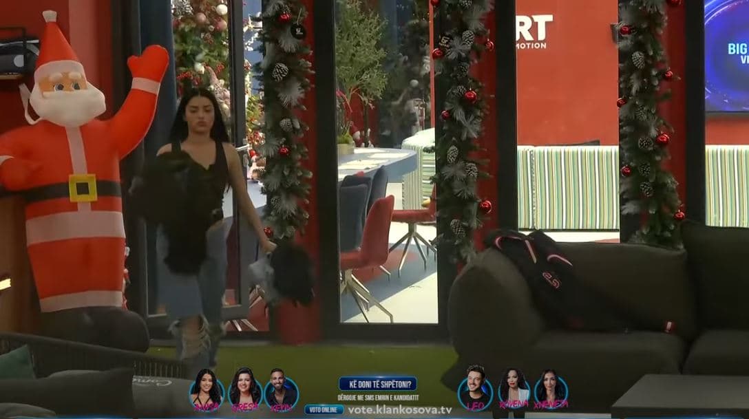 Momenti kur Anisa ia hedh në pishinë rrobat e Gjestit (VIDEO)