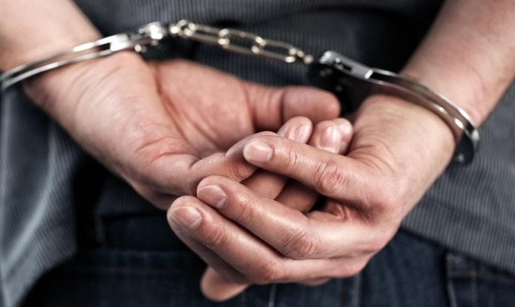 Kanosi dy persona, arrestohet i dyshuari në Pejë