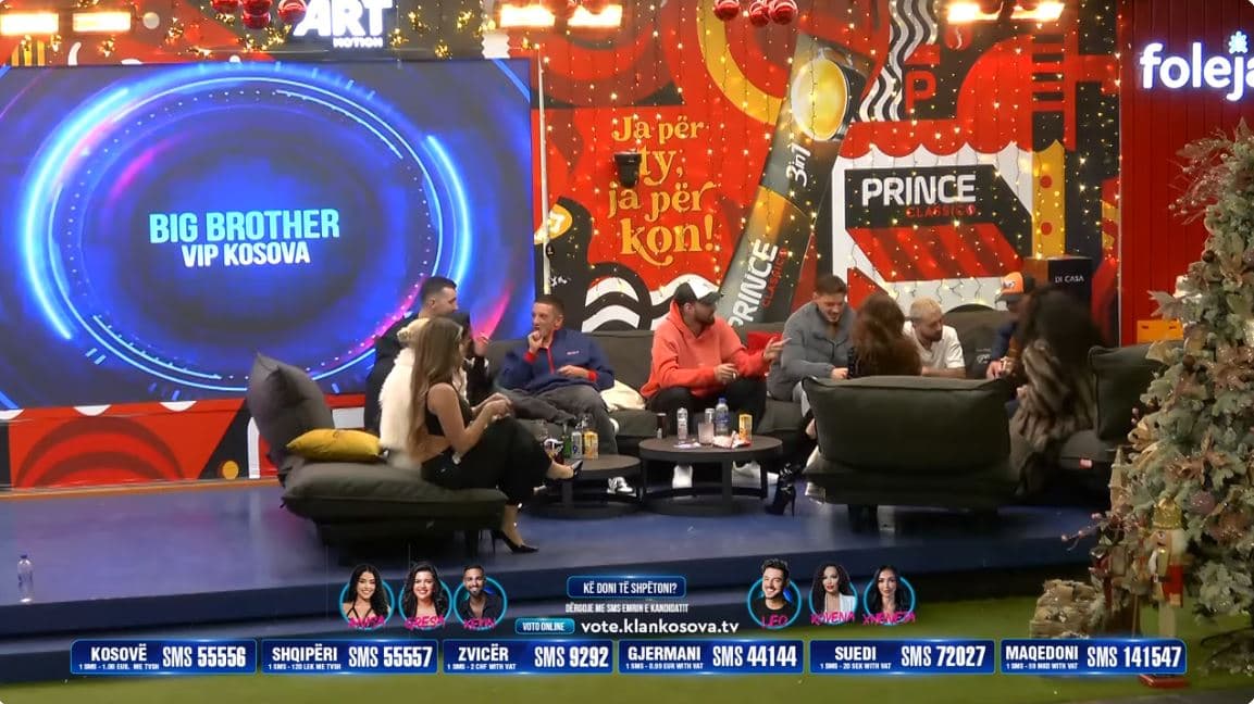 Atmosferë festive në shtëpi, banorët këndojnë njëzëri (VIDEO)
