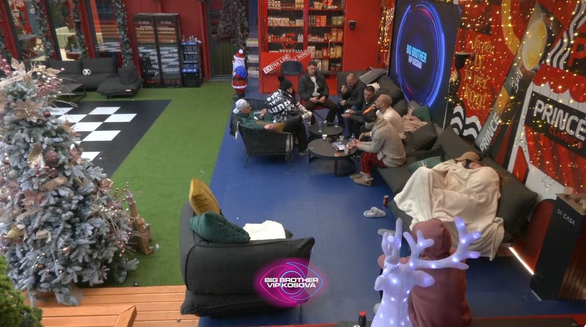 Banorët mblidhen dhe diskutojnë tema të ndryshme, kush e dominoi debatin? (VIDEO)