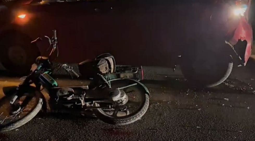 Motoçiklisti në Shqipëri përplaset me një automjet, dërgohet në spital