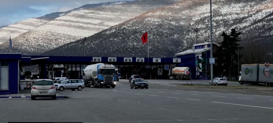 Kosovarët mësyjnë Shqipërinë për fundvit