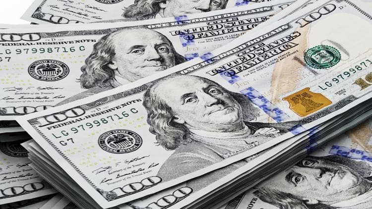 Dollari arrin nivelin më të ulët në tre vite
