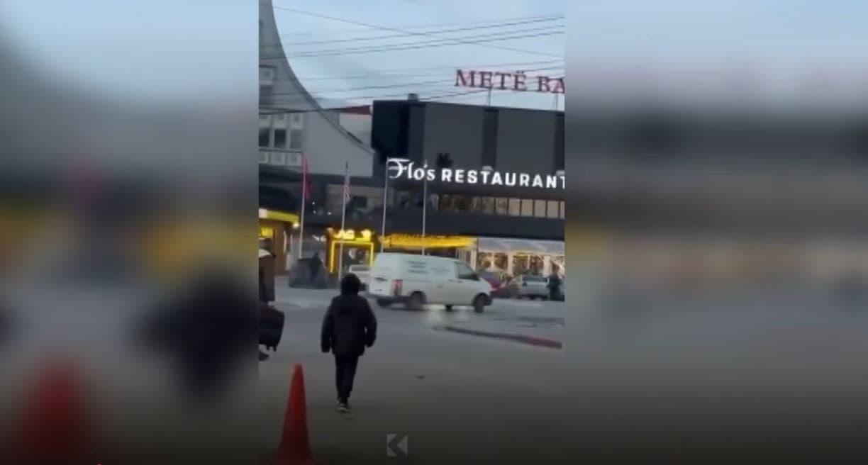 Automjeti që bart kufoma bën “drifta” në Pejë (VIDEO)