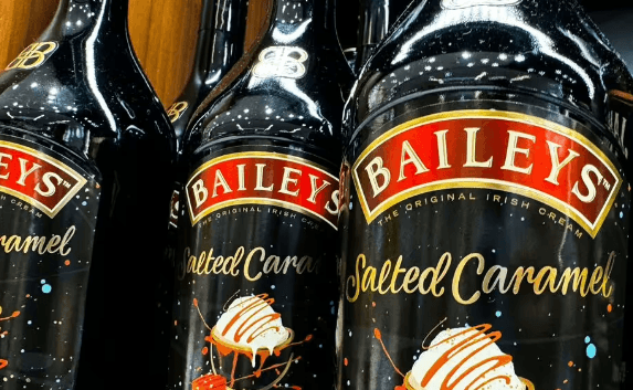 Ekspertët paralajmërojnë: Mos hidhni Baileys në lavaman gjatë festave