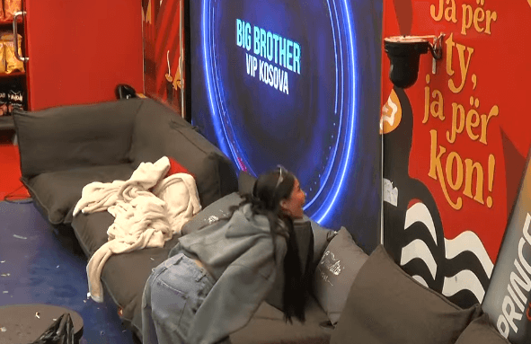Anisa vargje Drilonit: Unë ty të dua, pse ti s'je me mua (VIDEO)