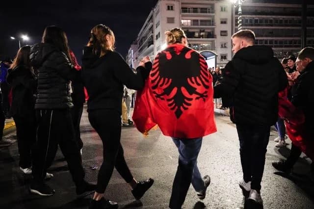 Analiza e akademikut grek: 28 Nëntori i shqiptarëve duhet të festohet zyrtarisht edhe në Greqi