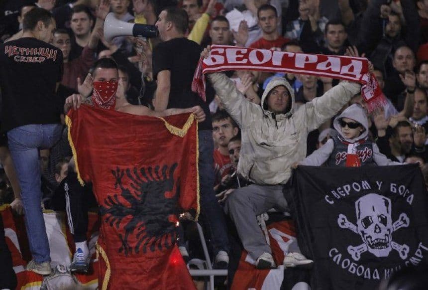 Në ditën kur shorti i ballafaqoi sërish Shqipërinë e Serbinë, UEFA e gjobiti këtë të fundit për djegie të flamurit shqiptar