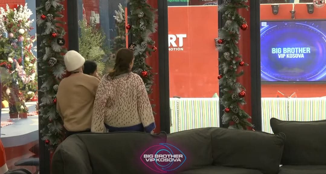 Dikush ua mbyllë derën, Xheneta, Drenusha dhe Gjesti mbesin jashtë