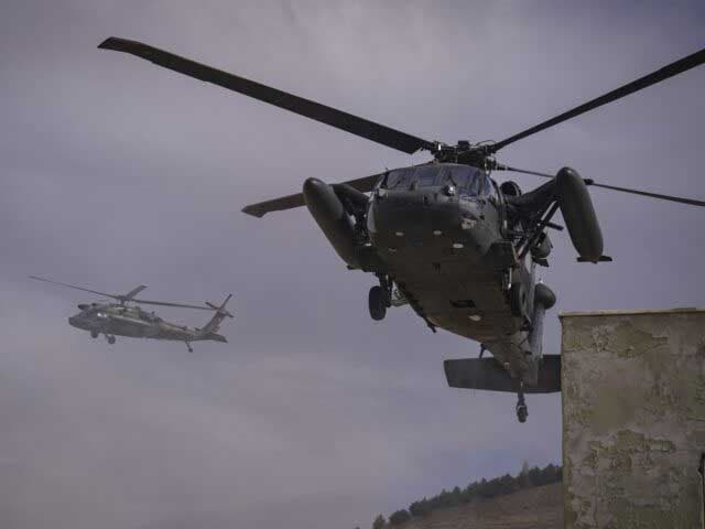 Helikopterët ushtarakë përplasen në ajër, gjashtë të vdekur në Turqi