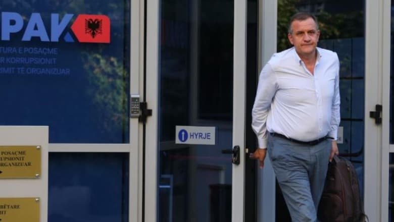 Ish-ministri shqiptar ankohet për kushtet e gjykimit: Hashim Thaçi del me kompjuter, ne me shënime dore