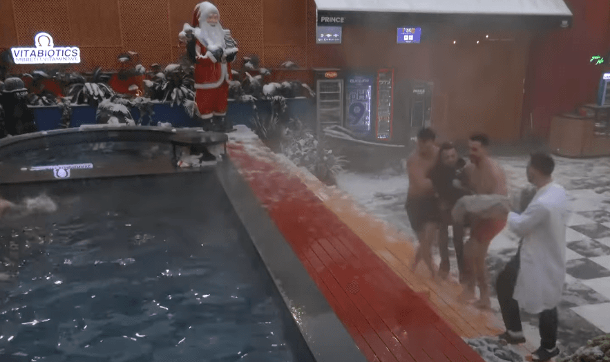 Shijojnë momente në pishinë, banorët hedhin edhe Gjestin në ujë (VIDEO)