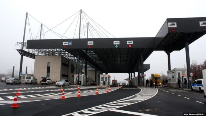 Diaspora wartet stundenlang, um Kosovo zu verlassen