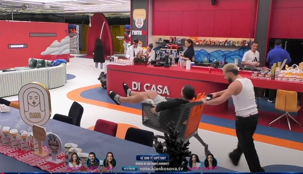 Gjesti e shëtit Laurentin me karrocë, Rovena i quan kalama (VIDEO)