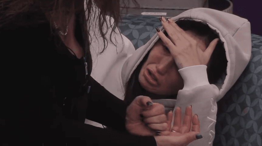 Xheneta shpërthen në të qara, Drenusha bllokon Rovenën dhe e quan ''nxitëse'', përplaset edhe me Gjestin (VIDEO)