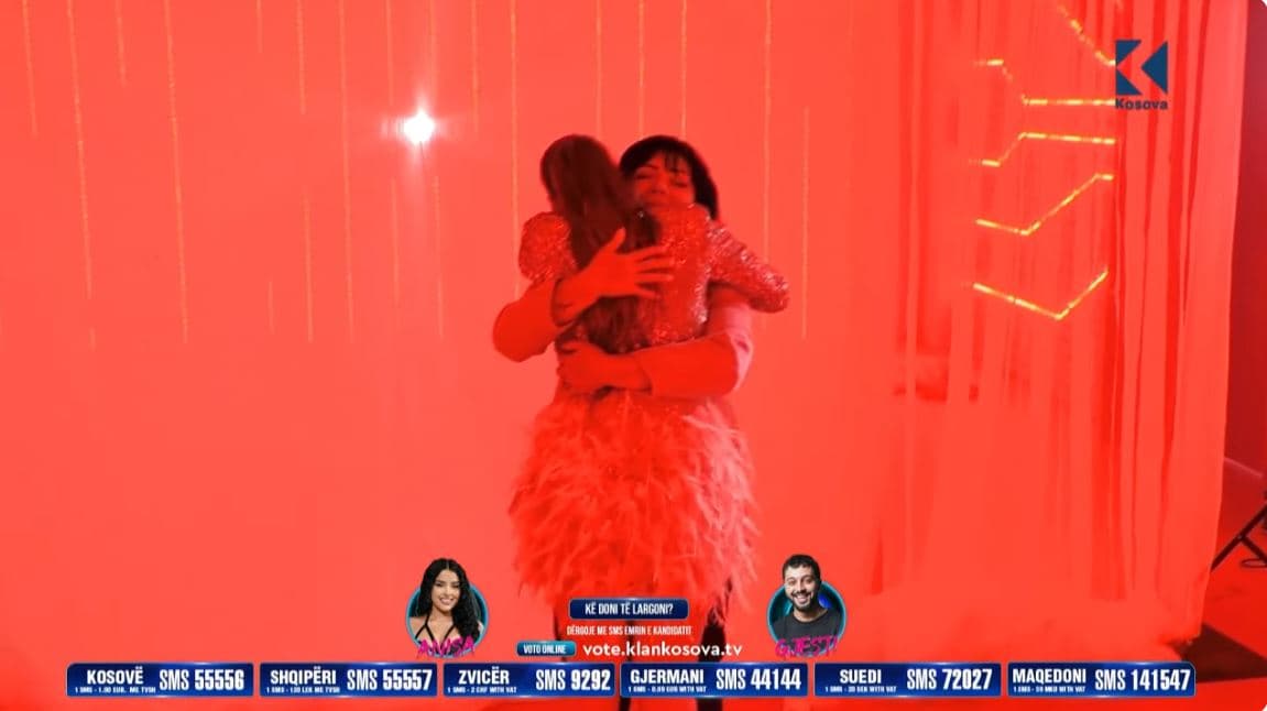 Lela takon nënën, lotë e përqafime mes tyre (VIDEO)
