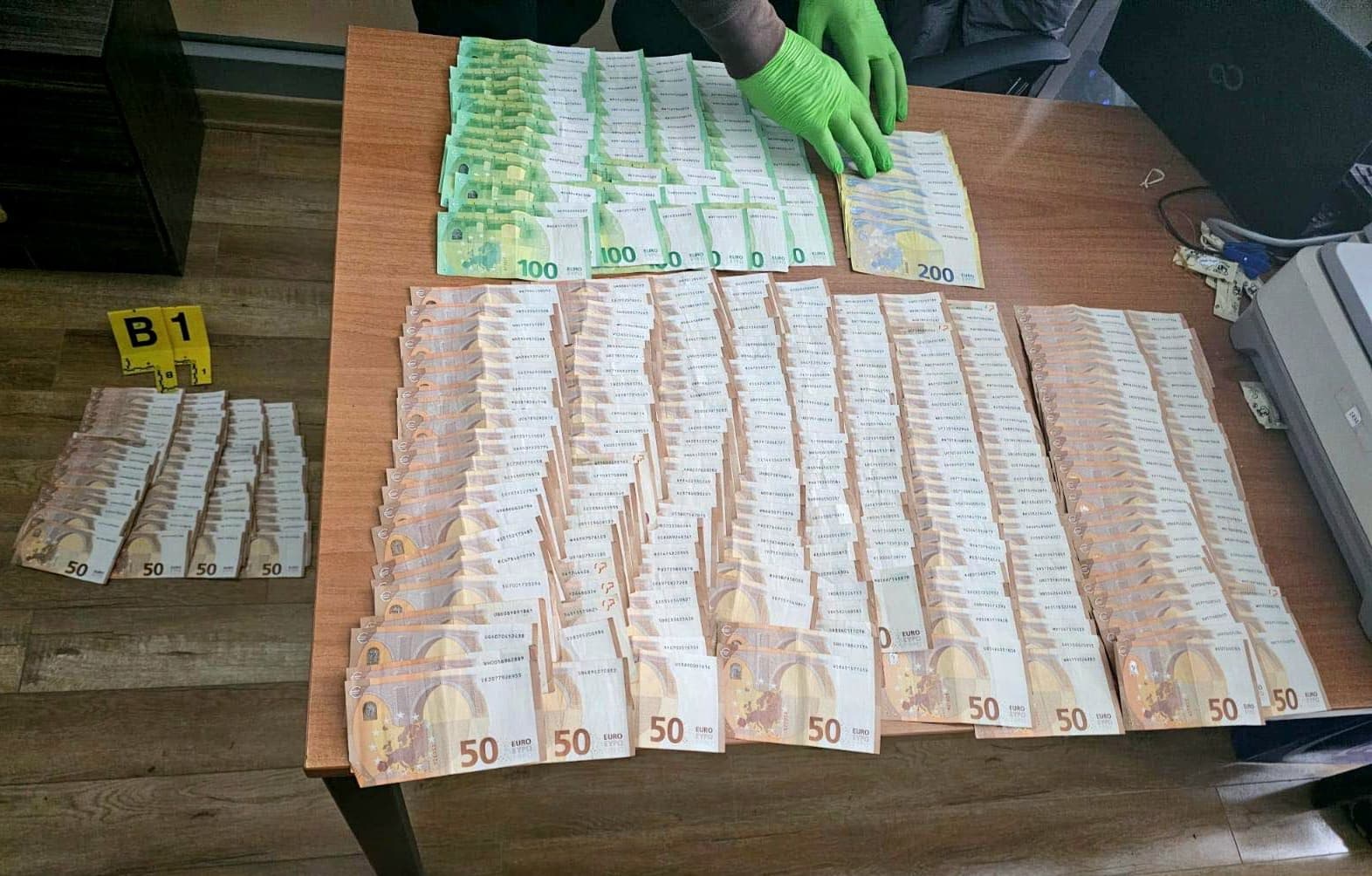 Dy zyrtarët komunalë në Graçanicë u kapën në flagrancë duke marrë 25 mijë euro