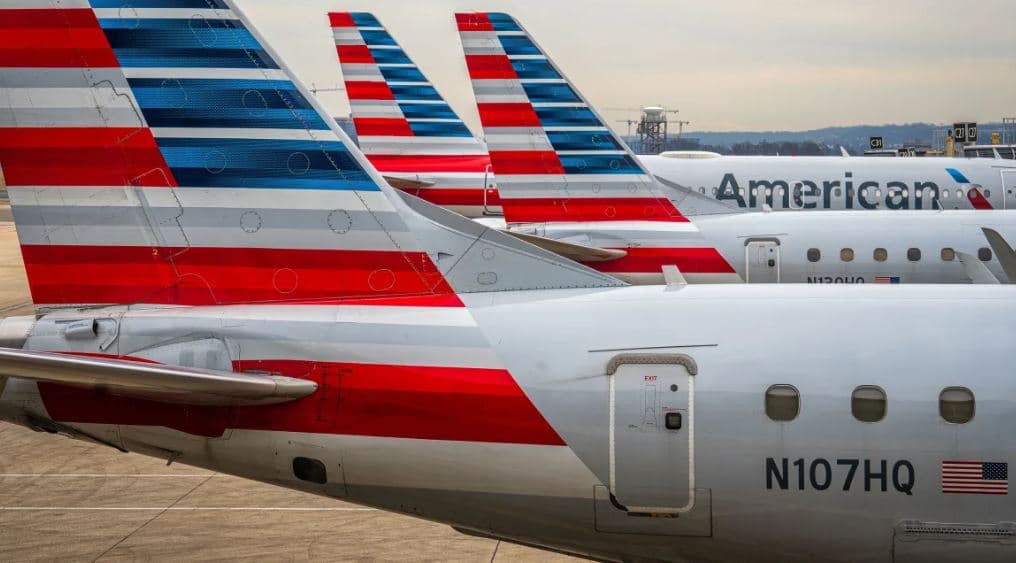 Fluturimet e American Airlines pezullohen në të gjithë SHBA-në  