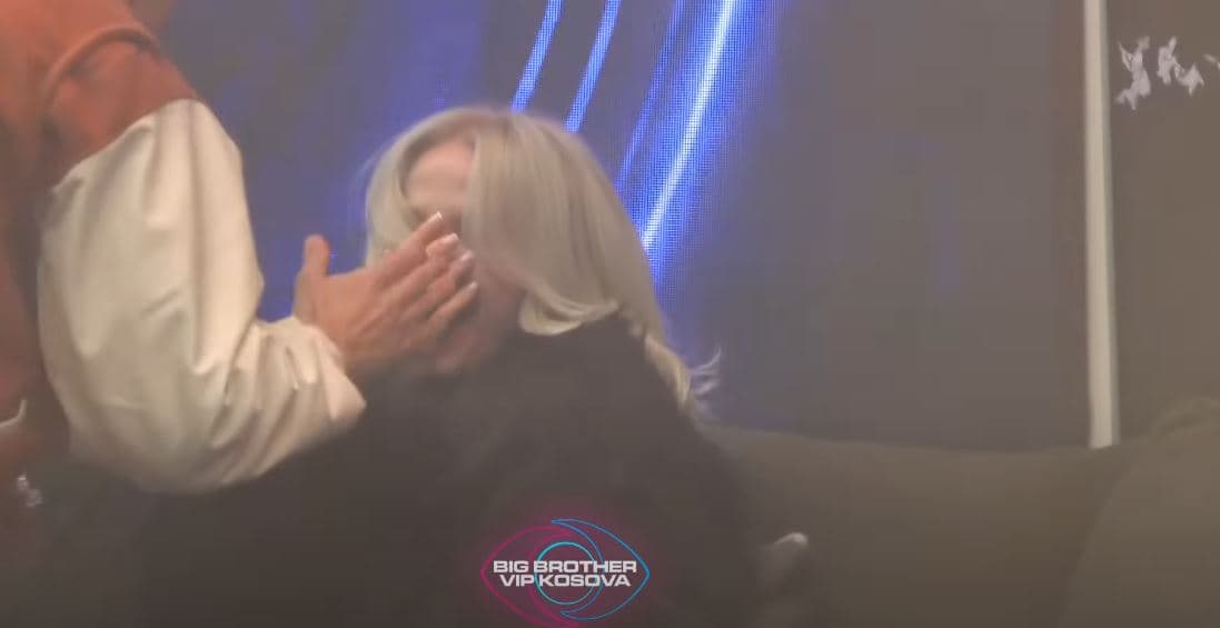 Momenti kur Leo pa dashje godet në fytyrë Sarën me paloma (VIDEO)