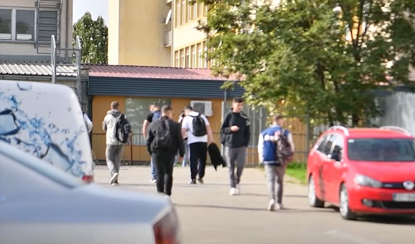 Ndalohen dy të mitur në Ferizaj, njërit i kapet armë e tjetrit shufër metalike