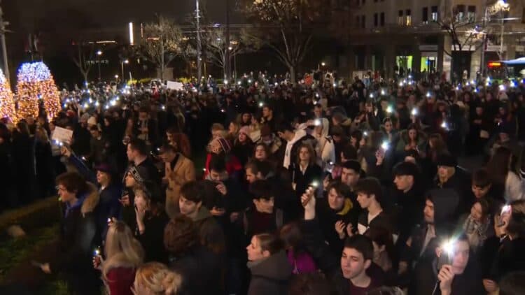Fishkëllima të studentëve të mbledhur para Presidencës në Serbi, teksa Vuçiq mban adresim