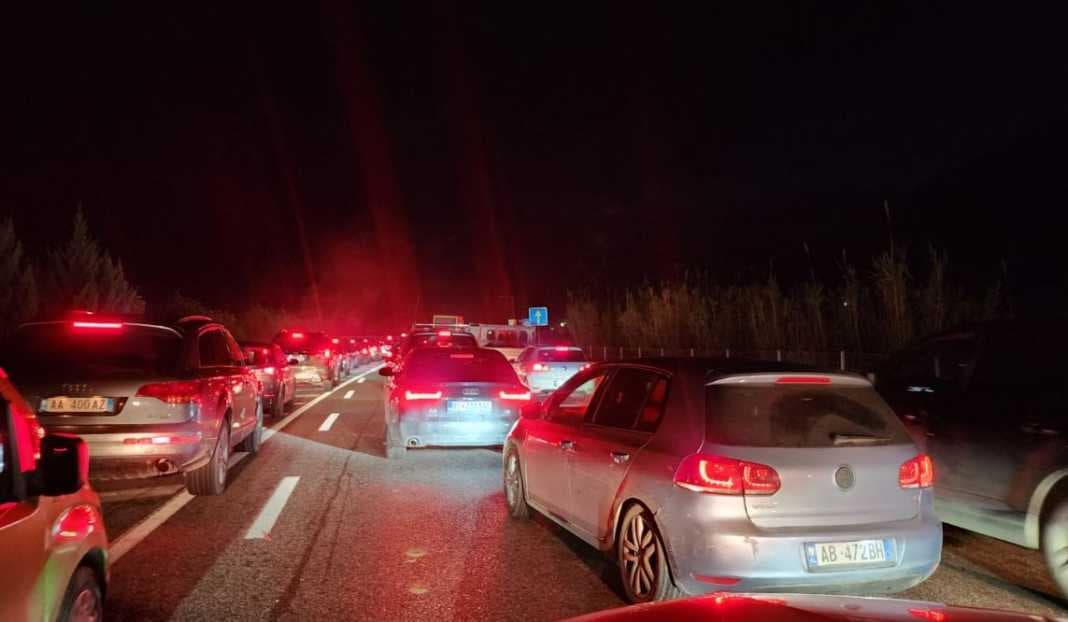 Festat e fundvitit, trafik kilometrik në aksin rrugor Tiranë-Elbasan