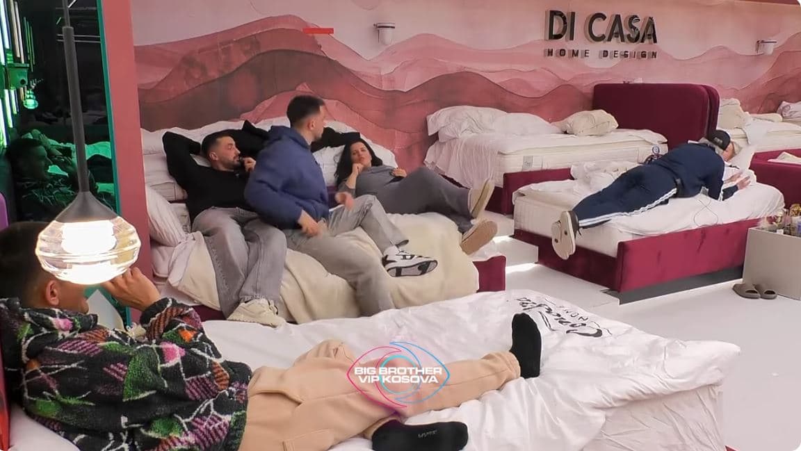 Xuxi i shtrihet në krevat, Sara i reagon ashpër (VIDEO)