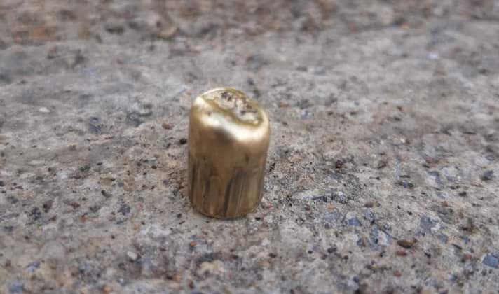 Plumbi qorr dëmton xhamin e një objekti në Prizren, arrestohet shtetasi i Shqipërisë