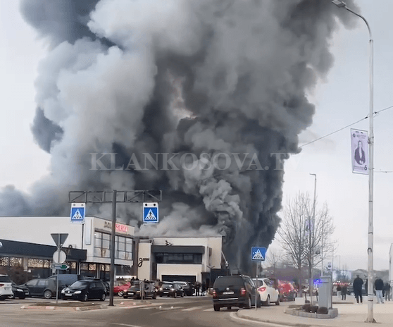 Pamje nga zjarri i madh në disa biznese në Suharekë (VIDEO)
