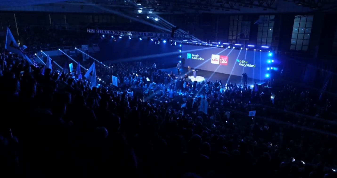 Abdixhiku e mbush "Bill Clintonin" në Ferizaj, mijëra përkrahës për të
