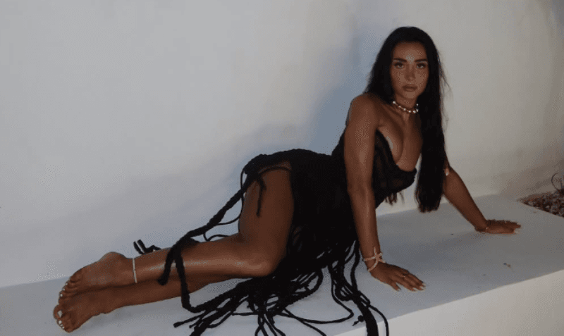 Alba Vukaj me poza sensuale nga Afrika