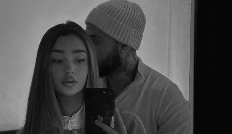 Ana publikon një moment romantik me Kevinin