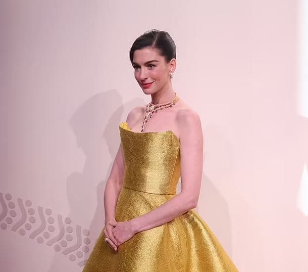 Anne Hathaway shkëlqen në Kinë (FOTO)