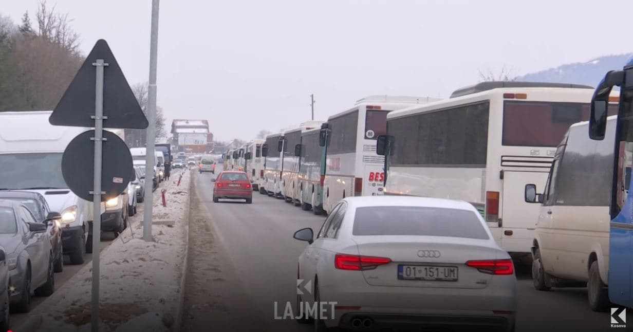 Kërcënimi i autobusaxhinjve: “O ne, o ata” në udhën Prishtinë-Podujevë (VIDEO)
