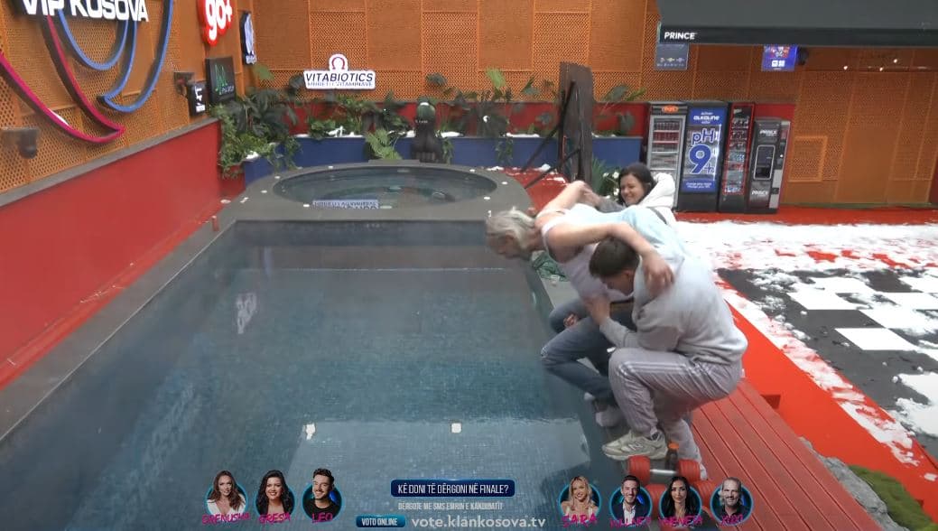 Moment qesharak – banorët hedhin në pishinë Xuxin (VIDEO)