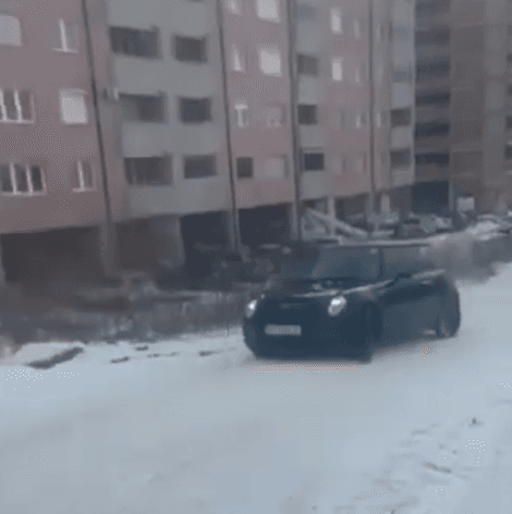 Bora vështirëson kalimin e veturave në një rrugë të Fushë Kosovës (VIDEO)