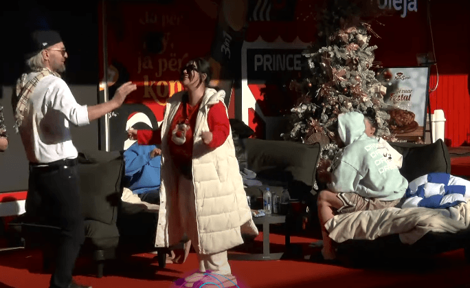 Banorët shijojnë hitin 'Mezi Pres', ndërsa Xuxi dhe Gresa vallëzojnë plot energji! (VIDEO)