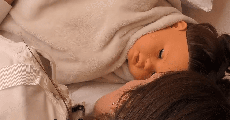 Një nënë e përkushtuar, Drenusha vë në gjumë me butësi e ledhatime 'fëmijën' (VIDEO)