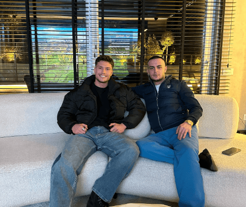 E “harroi” Edin, Driloni bëhet shok me Don Xhonin
