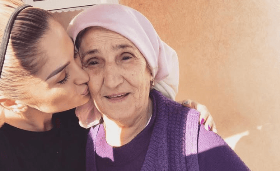 Engjëllusha me fjalë prekëse për gjyshen e ndjerë: Falë teje jam kjo që jam sot