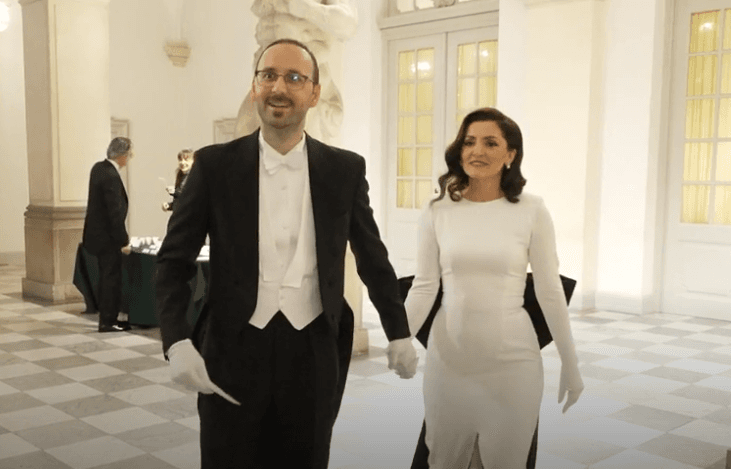 Gruaja e Faruk Ajetit merr vëmendje me paraqitjen e saj në festën e Vitit të Ri në Danimarkë