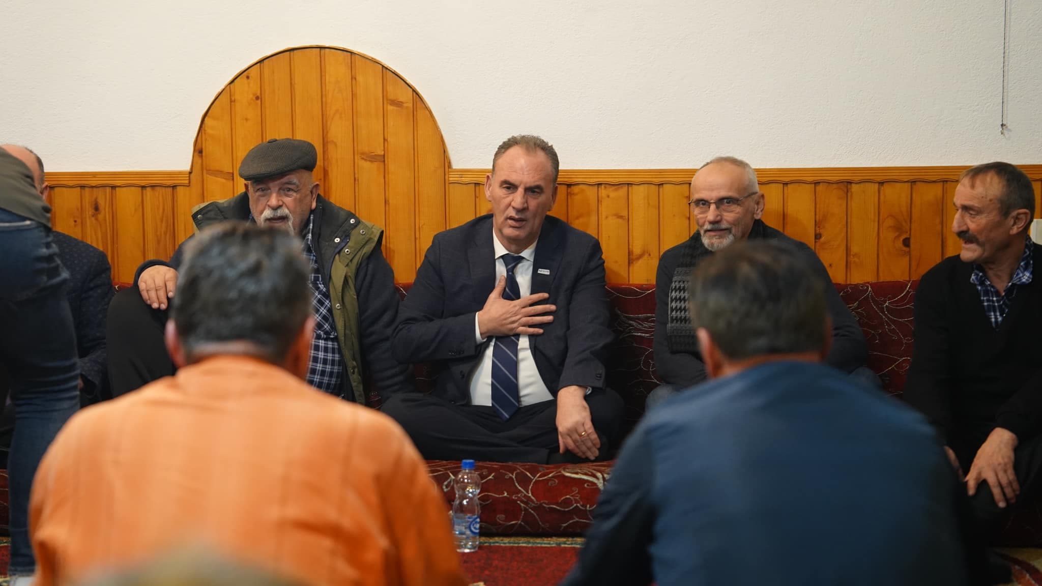 Limaj në Llapushnik, në odën që dikur shkoi me uniformë të UÇK-së