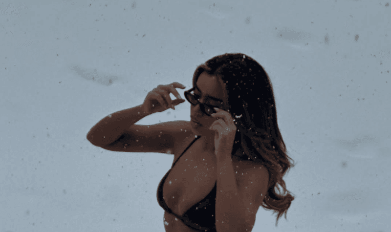 Festa Qoqaj nuk e ndien të ftohtit, pozon me bikini në mes të borës