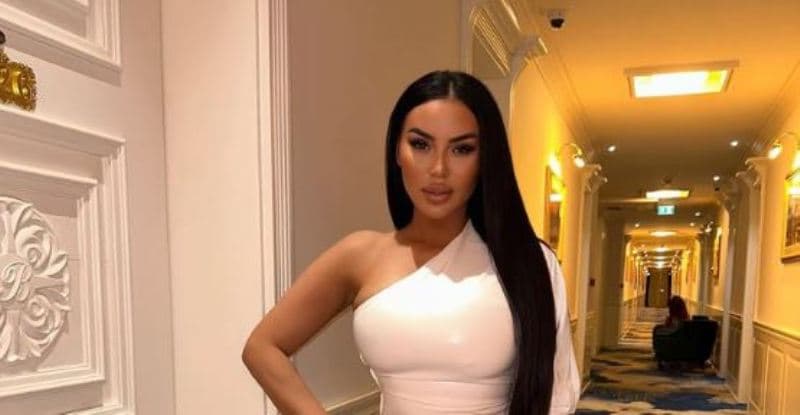 Fjolla Morina thotë "mirëmëngjes" me një foto para pasqyrës së ashensorit